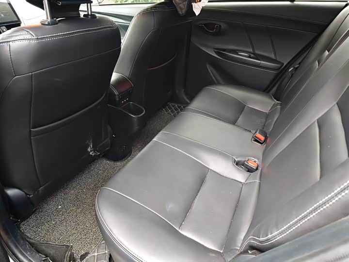 Photo 5 - Toyota Yaris L Hatchback