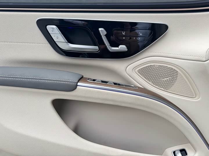 Фото 9 - Mercedes-Benz EQS
