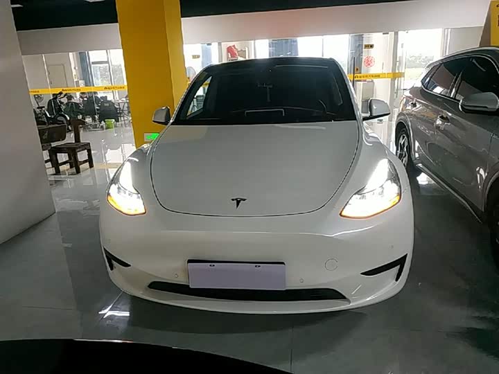 Photo 3 - Tesla Model Y
