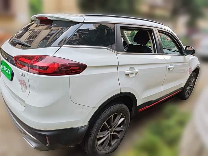 Фото 5 - Geely Atlas