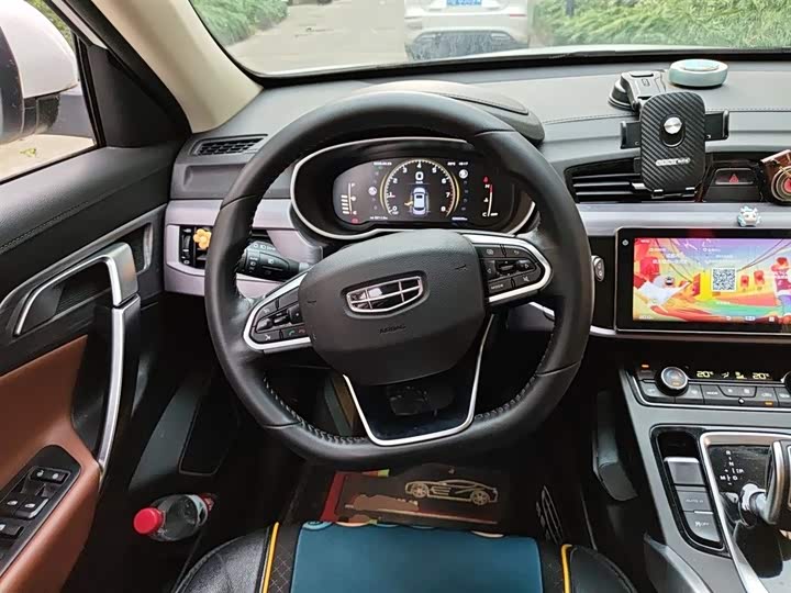 Фото 7 - Geely Atlas