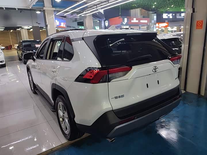 Фото 5 - Toyota RAV4