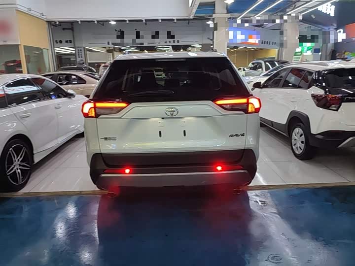 Фото 6 - Toyota RAV4