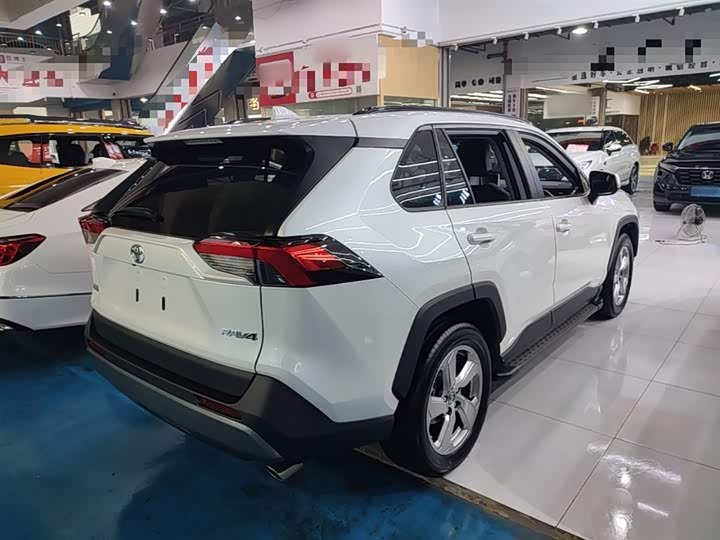 Фото 7 - Toyota RAV4