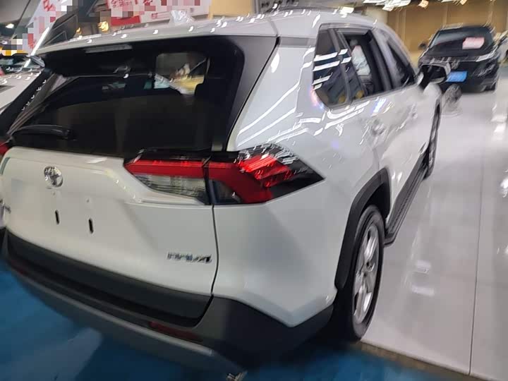 Фото 8 - Toyota RAV4