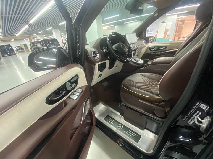 Фото 8 - Mercedes-Benz V-Class