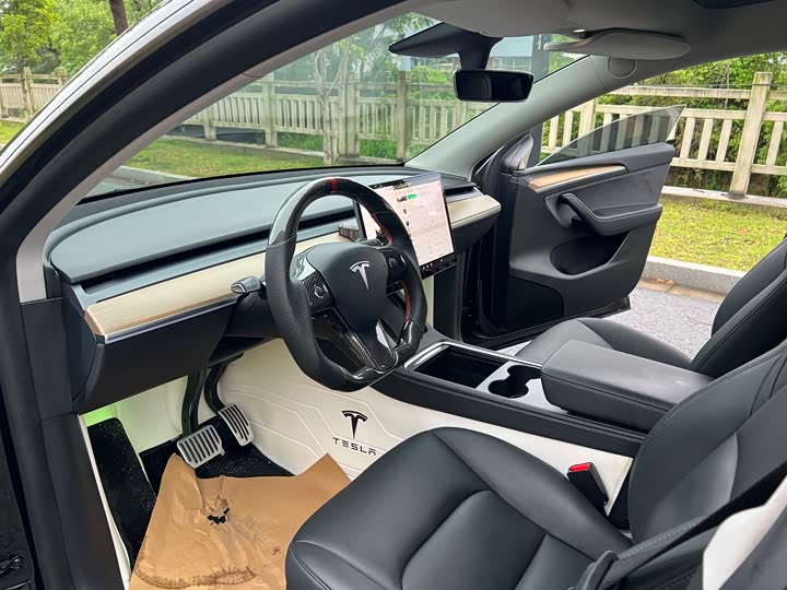 Photo 7 - Tesla Model Y