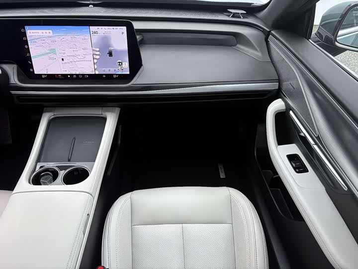 Фото 8 - XPeng P7