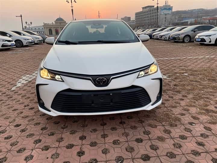 Фото 2 - Toyota Corolla