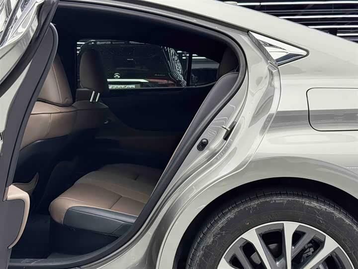 Фото 7 - Lexus ES