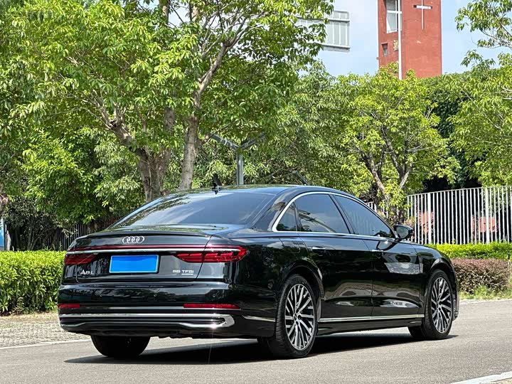 Zdjęcie 4 - Audi A8
