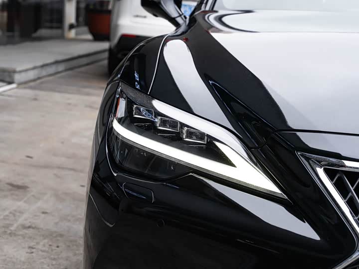Фото 6 - Lexus LS