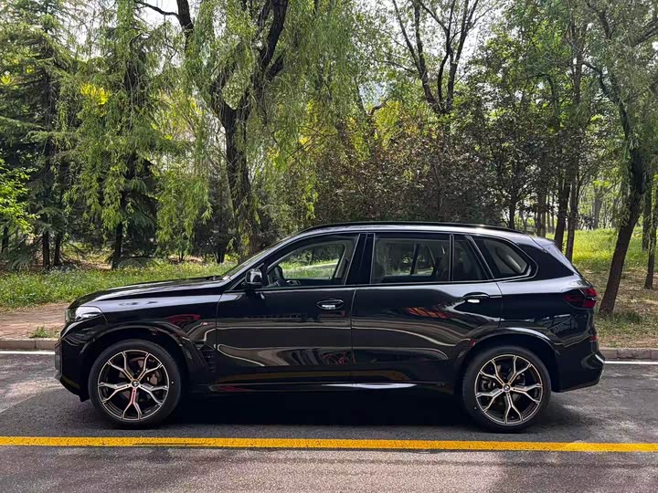 BMW X5 2026 2026款 xDrive 30Li 尊享型M运动曜夜套装