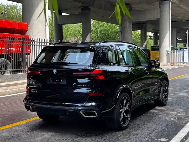 BMW X5 2026 2026款 xDrive 30Li 尊享型M运动曜夜套装