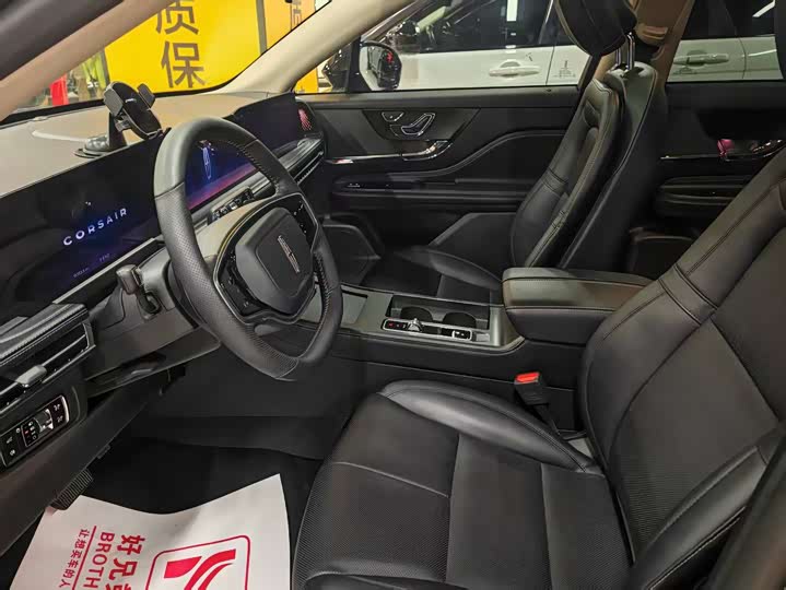 Фото 2 - Lincoln Corsair