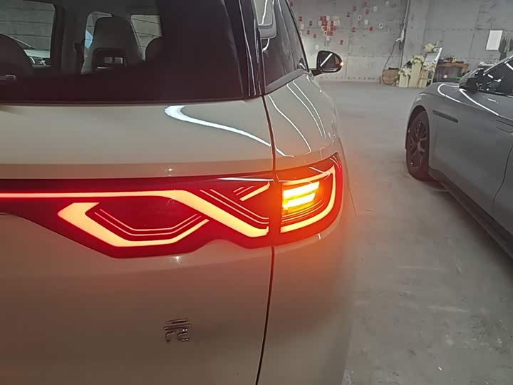 صورة 8 - BYD Yuan Up