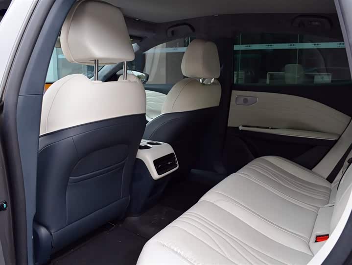 Фото 8 - Geely Galaxy E8
