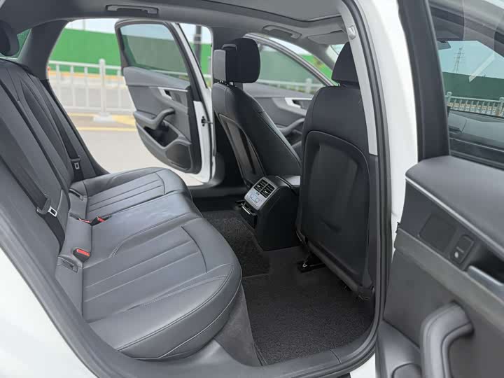 Фото 6 - Audi A4L