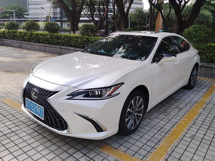 Фото 1 - Lexus ES