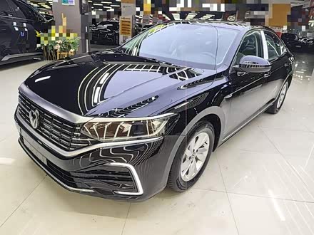 Фото 1 - Volkswagen Passat Hybrid