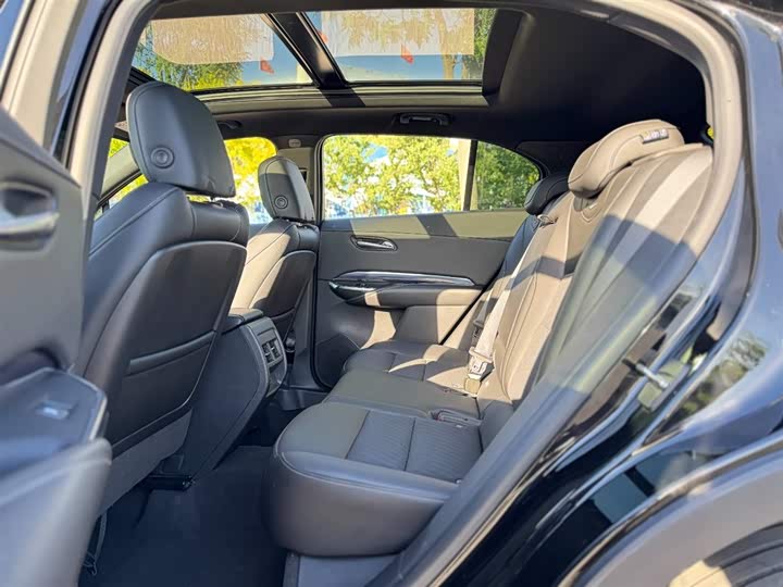 Фото 8 - Cadillac XT4