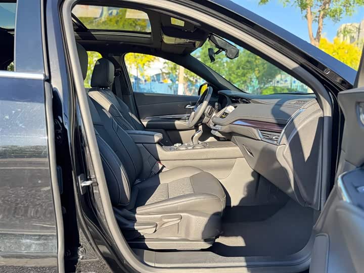 Фото 9 - Cadillac XT4