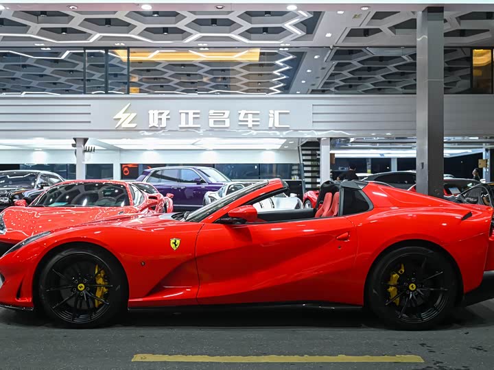 Photo 2 - Ferrari 812