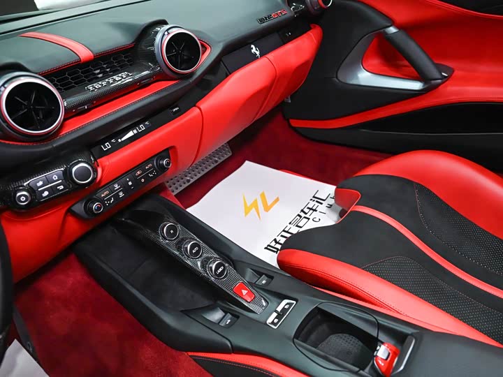 Photo 9 - Ferrari 812