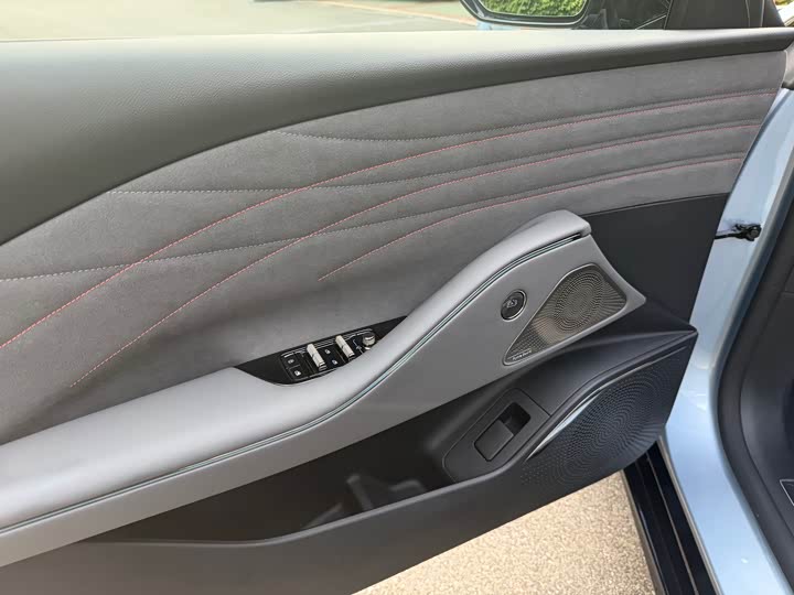Geely Galaxy E8 2025 2025款 620km 四驱星舰激光雷达智驾版