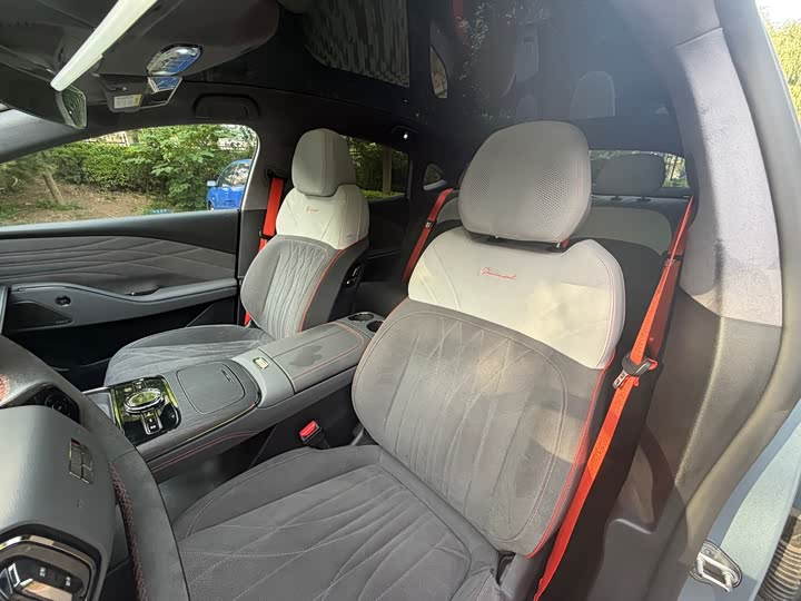 Geely Galaxy E8 2025 2025款 620km 四驱星舰激光雷达智驾版