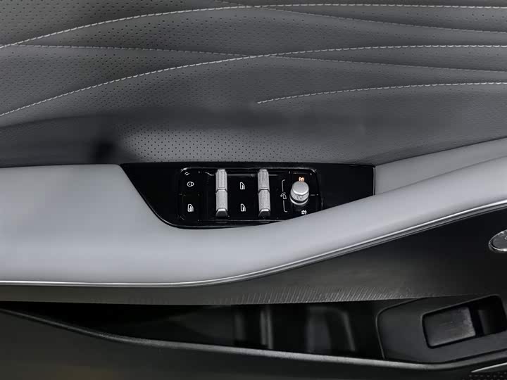 Photo 9 - Geely Galaxy E8