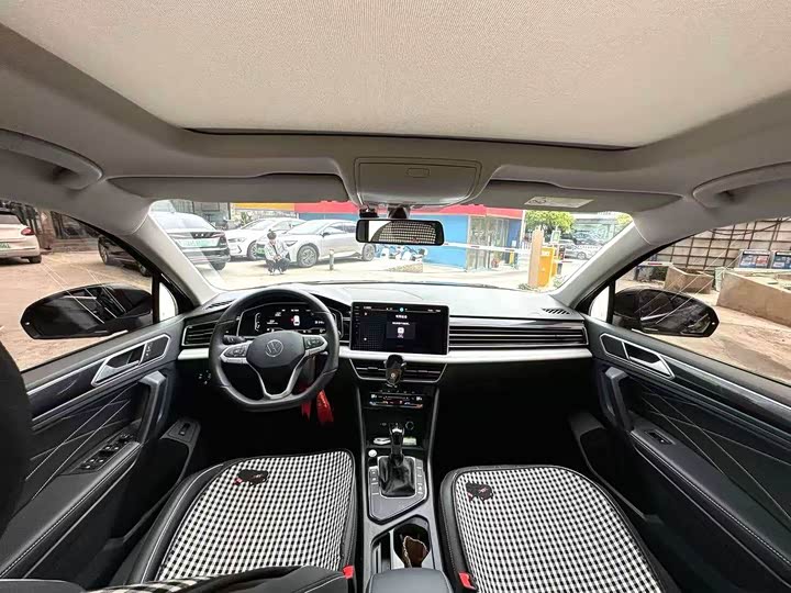Volkswagen Tiguan L Pro 2025 2025款 出众款 300TSI 自动两驱龙腾版
