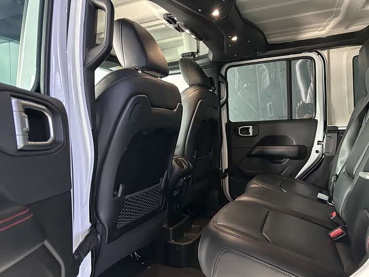Фото 8 - Jeep Wrangler