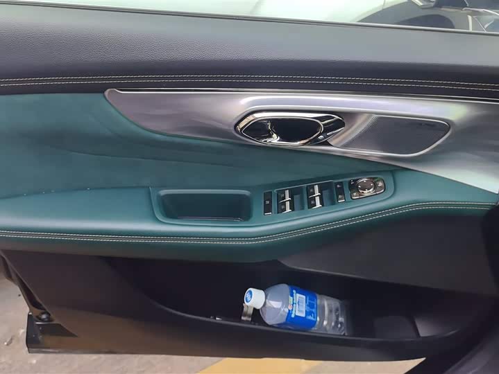 GAC Trumpchi GS8 2022 2022款 双擎系列 2.0TM 四驱尊贵版 （六座）
