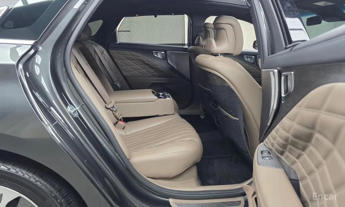 Photo 11 - Kia K8