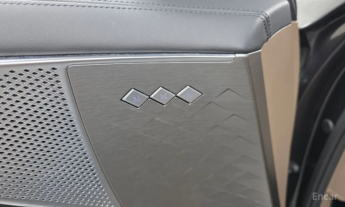 Photo 27 - Kia K8