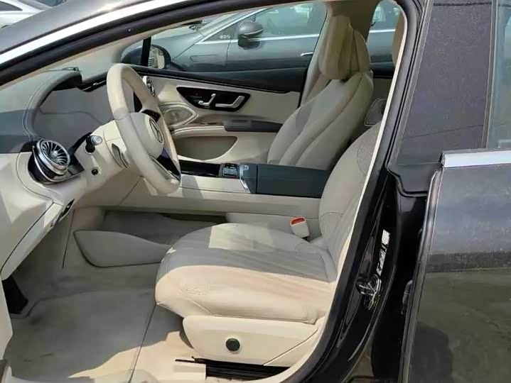 صورة 3 - Mercedes-Benz EQS
