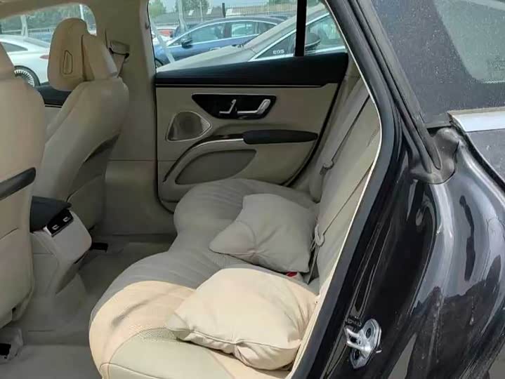 صورة 4 - Mercedes-Benz EQS
