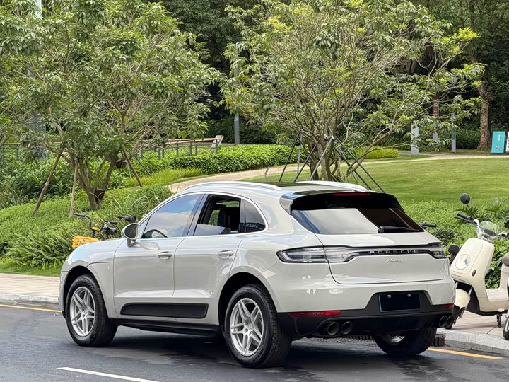 Photo 3 - Porsche Macan