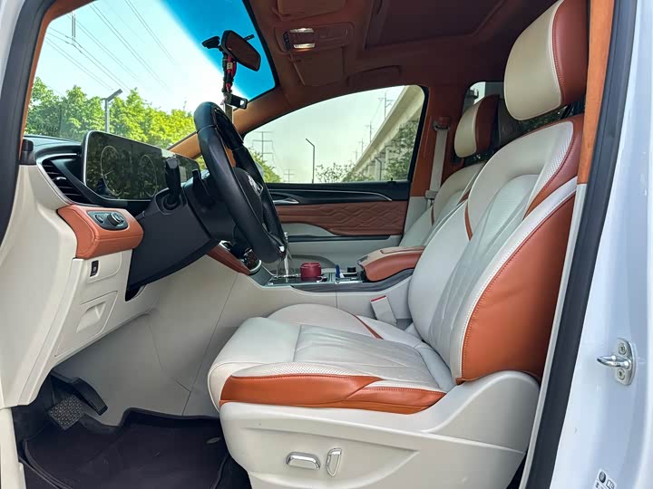 Photo 5 - Buick GL8 ES