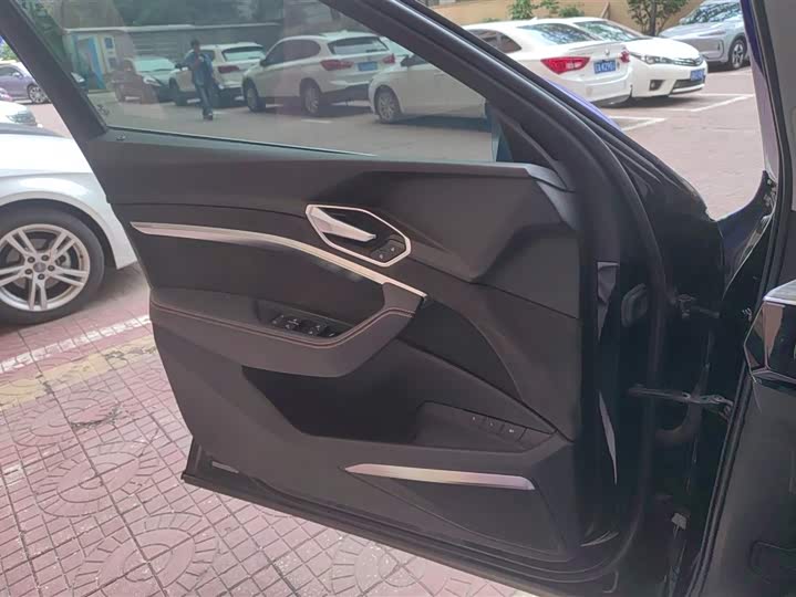 Photo 7 - Audi e-tron