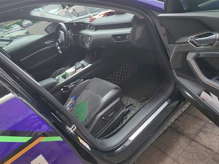 Photo 8 - Audi e-tron