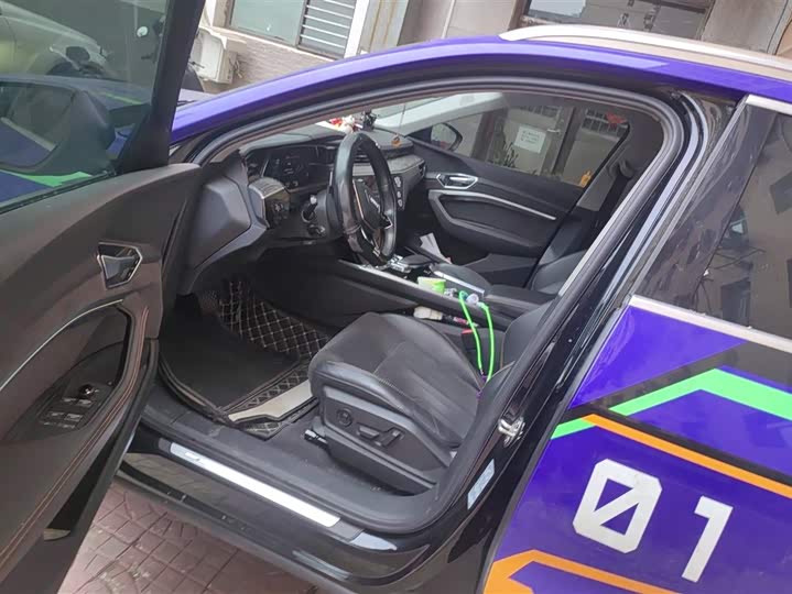 Photo 9 - Audi e-tron
