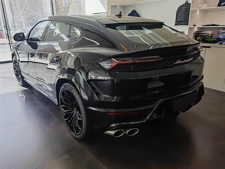 2025 Lamborghini Urus SE