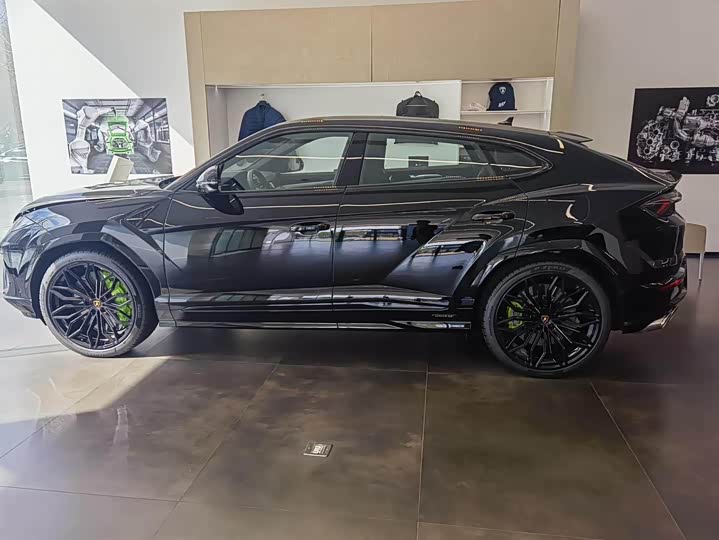 2025 Lamborghini Urus SE