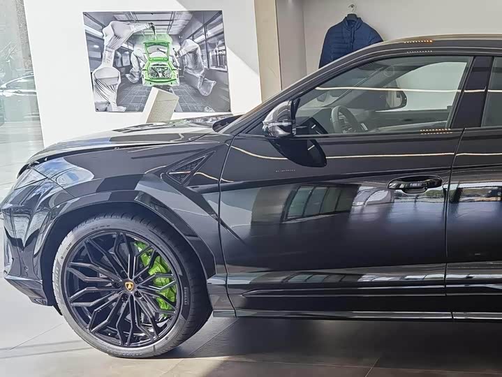 2025 Lamborghini Urus SE