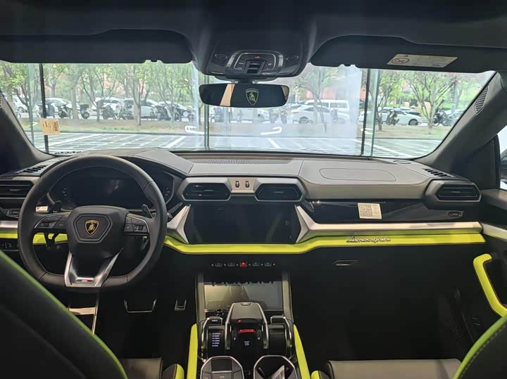 2025 Lamborghini Urus SE