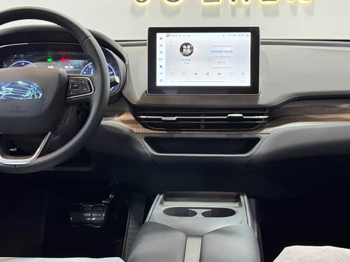 Фото 8 - Hongqi E-QM5