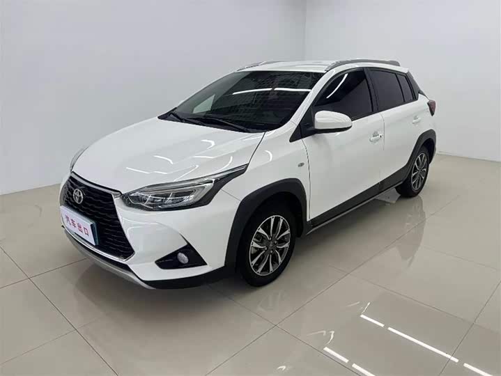 Фото 1 - Toyota Yaris L Hatchback