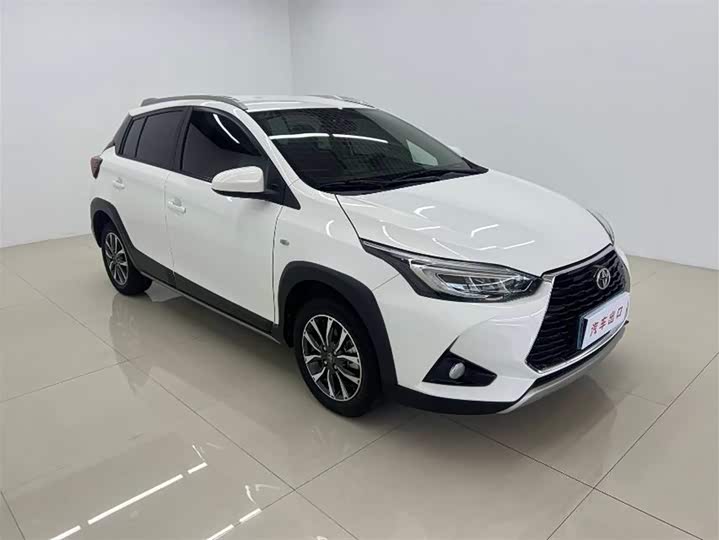 Фото 3 - Toyota Yaris L Hatchback